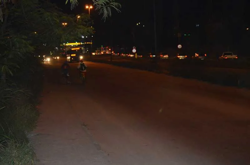Motoristas precisam desviar de buracos e se preocupar com a possibilidade de assaltos 