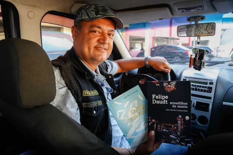 Sabe aquele livro que te faz sentir amiga íntima dos personagens? Que dá vontade de querer estar nos lugares que são mencionados? Assim foi com a leitura de ‘Felipe Daudt - Armadilhas da Mente’, segundo livro do autor gonçalense Edris Vasconcellos. O romance policial ambientado em São Gonçalo reúne tudo de mais interessante para quem gosta de leitura fluída com muita aventura. Suspense, conhecimento, paixão, sofrimento, felicidade, amizade, ação e velocidade se misturam na trajetória do protagonista, um psicólogo que se vê envolvido em um crime e passa a buscar meios para desvendá-lo e ao mesmo tempo descobrir mais de si mesmo. No meio de tudo isso, muito rock e companheirismo são apresentados pelo universo de um clube de motociclistas. Para quem não faz ideia de como funcionam os motoclubes, é um aprendizado e tanto! Vale muito a leitura!
