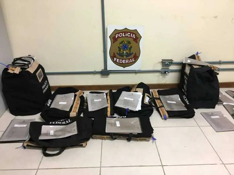 A Poícia Federal prendeu quatro pessoas envolvidas no recebimento de propinas na Comsercaf