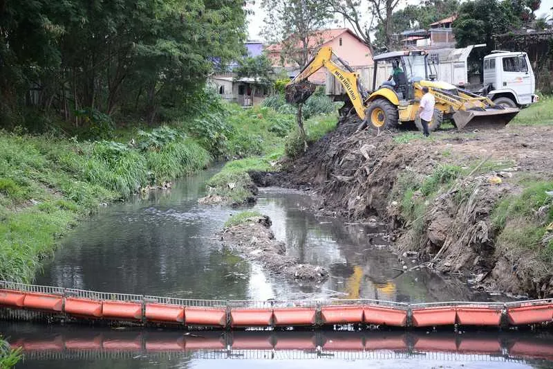 >> Cerca de 90 toneladas de detritos já foram retiradas do rio