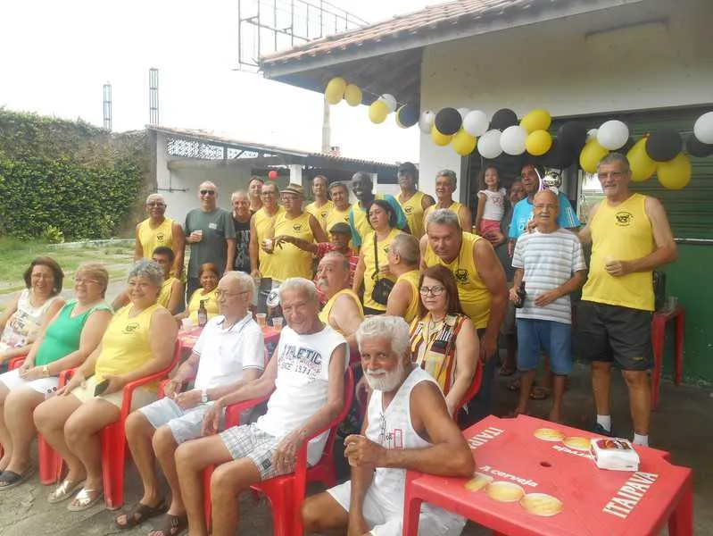 >> Os membros do grupo fizeram uma festa de confraternização