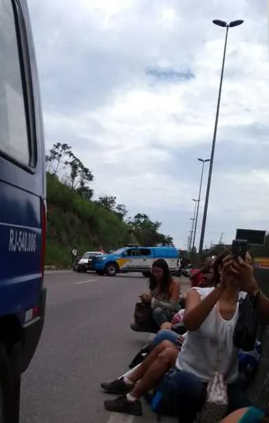As pessoas se esconderam atrás da mureta divisória