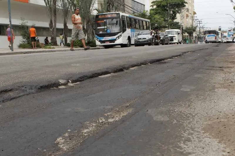 Fotos da via  em que Enel não repõe asfalto no Alcântara. Comerciante: Sebastião Pixiolini.