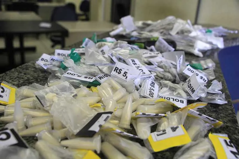 Skank, cocaína e maconha foram apreendidos pela PM