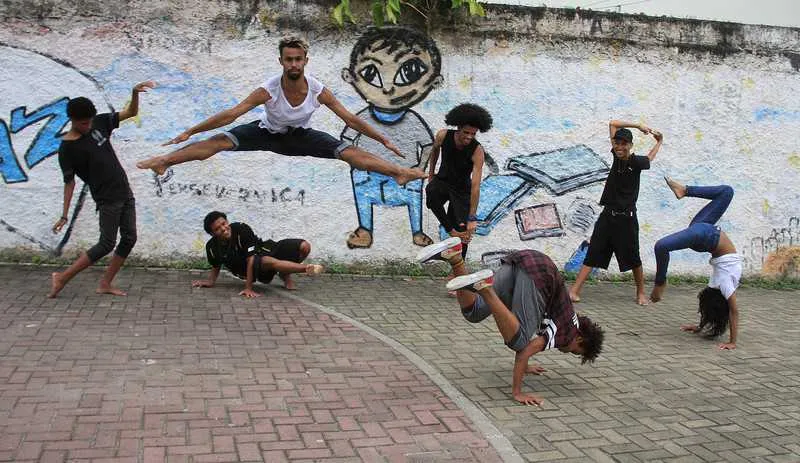 O projeto ‘Dança na Comunidade’ é voltado para várias faixas etárias, em espaço cedido por comerciante no bairro do Boaçu
