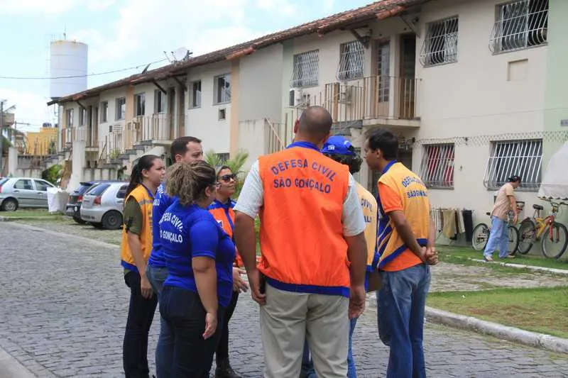 >> Moradores acompanharam vistoria da Defesa Civil com a CEF e ficaram preocupados com a situação