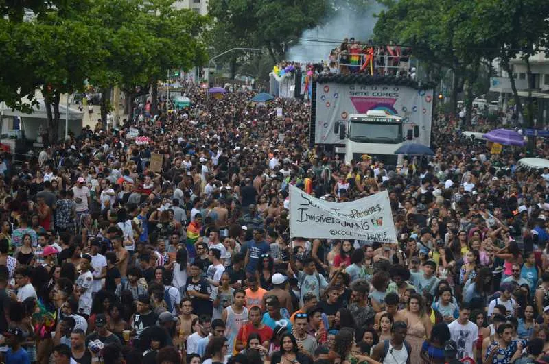 >> Segundo os organizadores do evento, a Parada do orgulho LGBT reuniu 10 mil pessoas