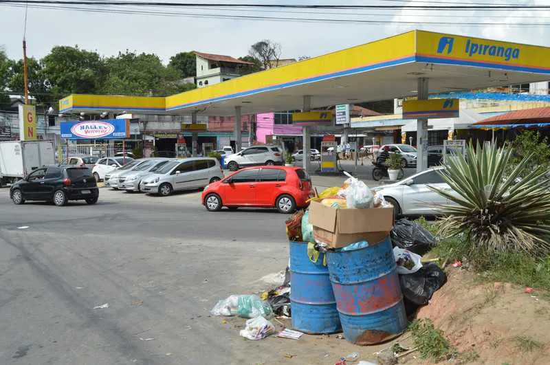 Principal rua do Colubandê está cheia de lixo acumulado