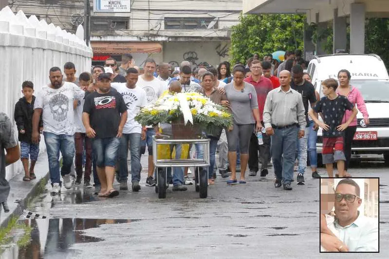 Cerca de 150 pessoas compareceram ao sepultamento de Carlos Clayton