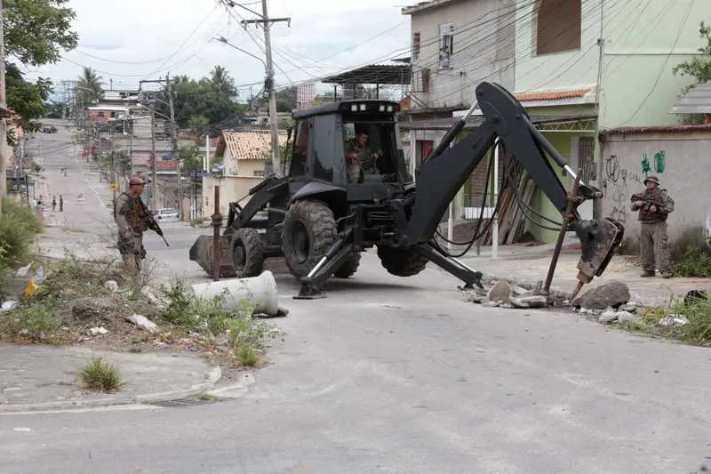 >> A barricada foi recolocada por  traficantes do Jardim Catarina