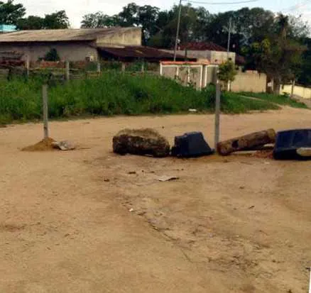  Moradores são obrigados a andar três quilômetros em Guaxindiba