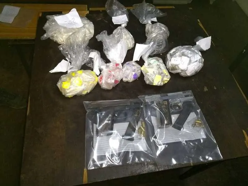  Foram apreendidos no local duas pistolas e entorpecentes