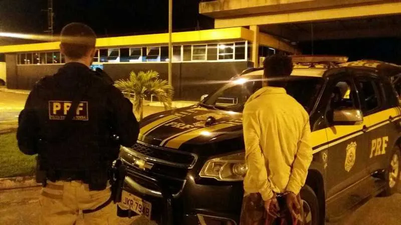 >> Homem foi preso na Niterói-Manilha após assaltar posto de combustíveis