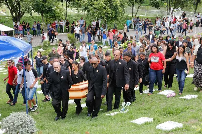 >> Cerca de 400 pessoas da Igreja Nova Vida foram ao enterro