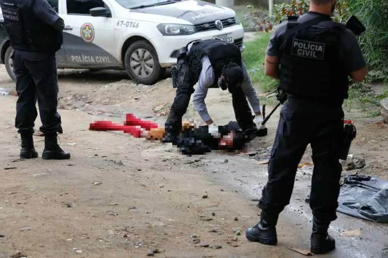 Corpo da vítima foi deixado na Rua Cosme Fonte Lira