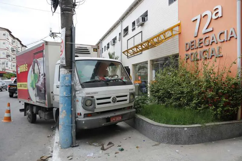 Motorista jogou o caminhão para calçada em frente à delegacia