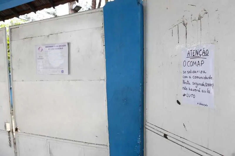 Alunos chegaram a ir à escola, que estava fechada, com aviso na portaria informando o motivo