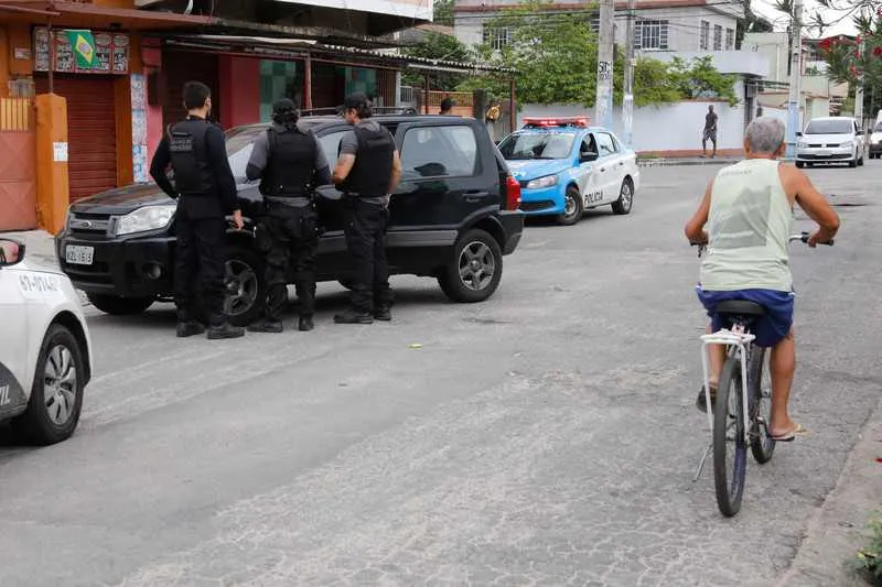  Os criminosos renderam a vítima e um deles disparou um tiro na Rua Joaquim de Oliveira
