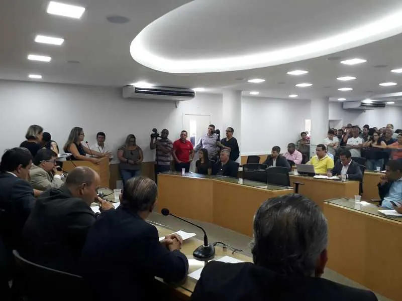 >> Servidores, vereadores, representantes de sindicatos e população fizeram audiência pública para discutir o tema na manhã de ontem