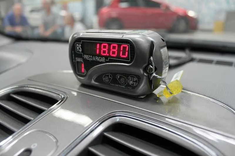>> Cerca de 140 táxis tiveram taxímetros instalados, acabando com o sistema de tabelas