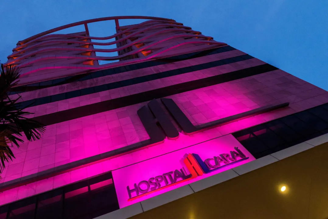 O hospital 'se vestiu' de rosa para aderir à campanha.
