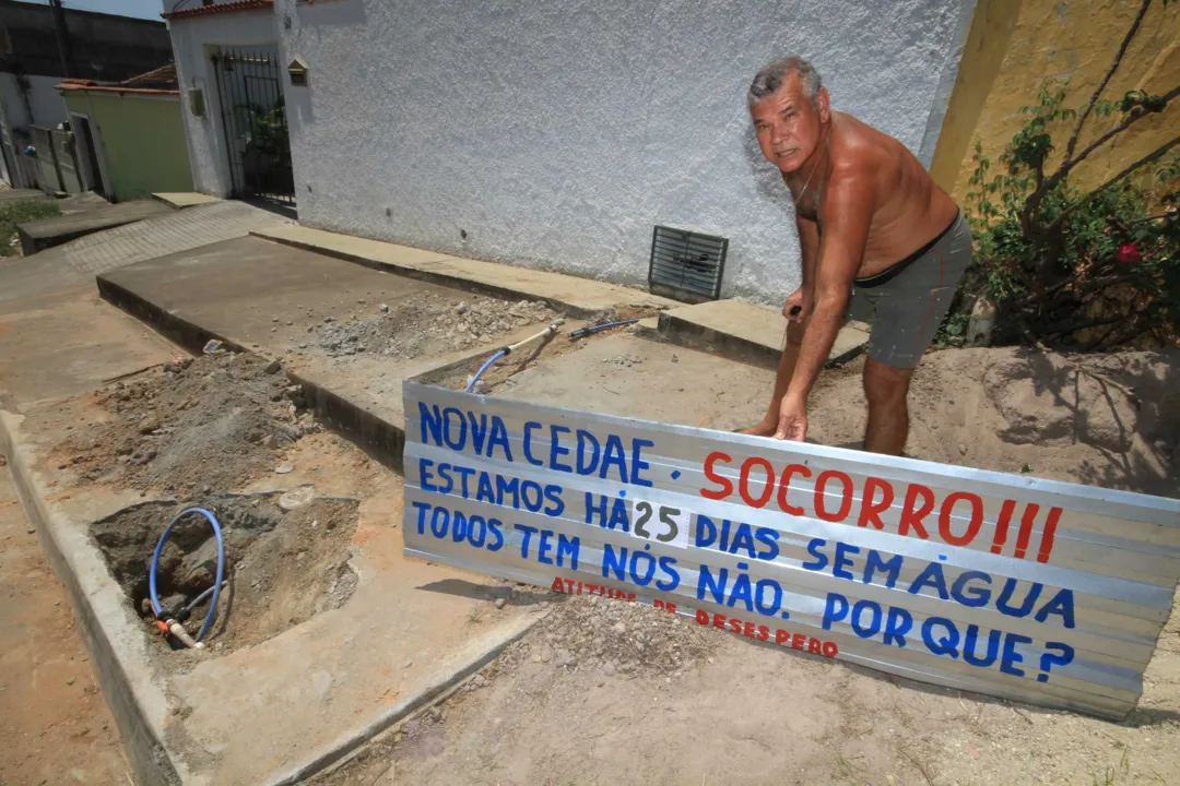 Tubulação estourou na Rua Doutor Jurumenha há dois meses e a obra não foi finalizada. 