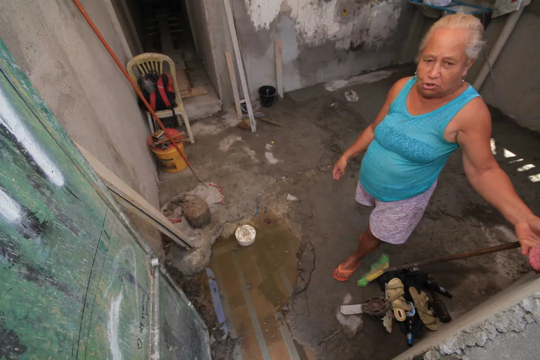 Maria de Lurdes viu a sua casa ser tomada pelo esgoto, inclusive a cozinha, que retorna da rua