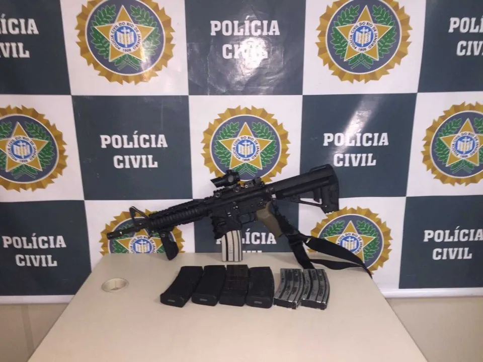 Fuzil roubado de delegado de Niterói é recuperada no Complexo do Lins 