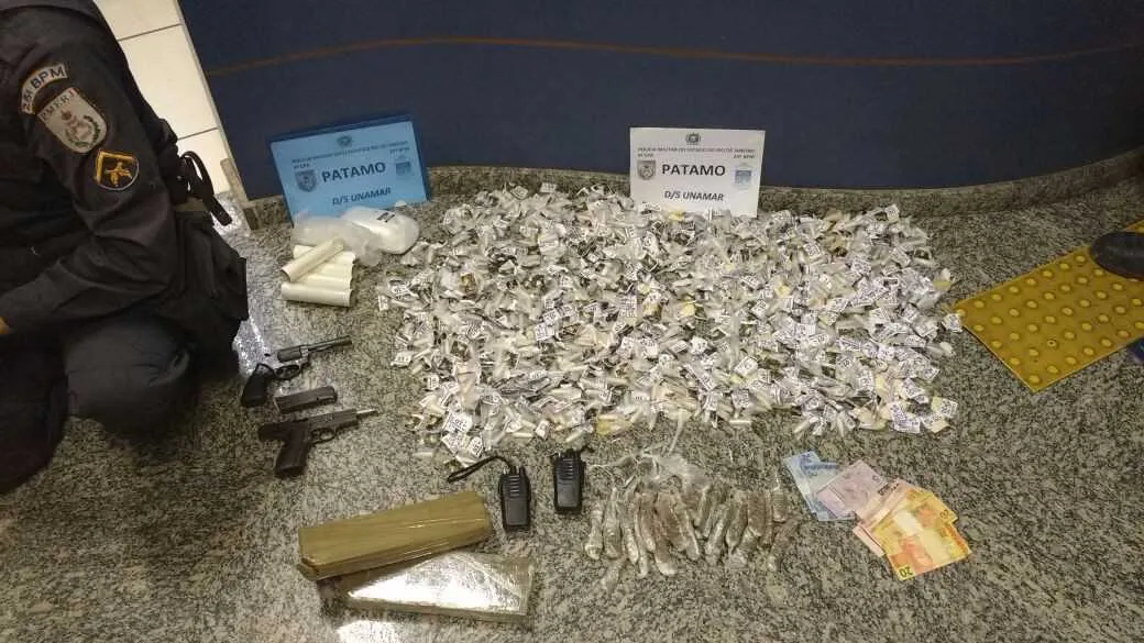 >> Os policiais encontraram grande quantidade de entorpecentes com os menores em Unamar