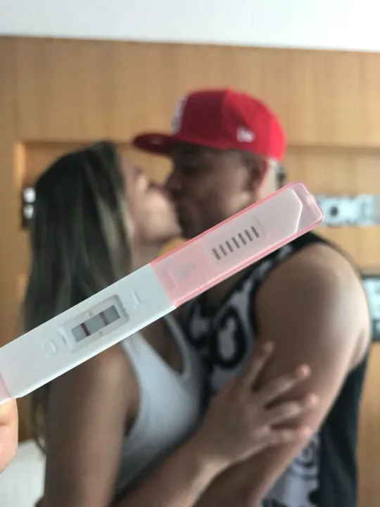 Precursor do funk pop no Brasil e dono de vários temas de novela, MC Koringa será papai novamente. O funkeiro anunciou a gravidez do terceiro filho ou filha no Instagram, no “Dia das Crianças”, com beijo romântico com a mulher imagem do teste positivo de gravidez à frente. Saúde!