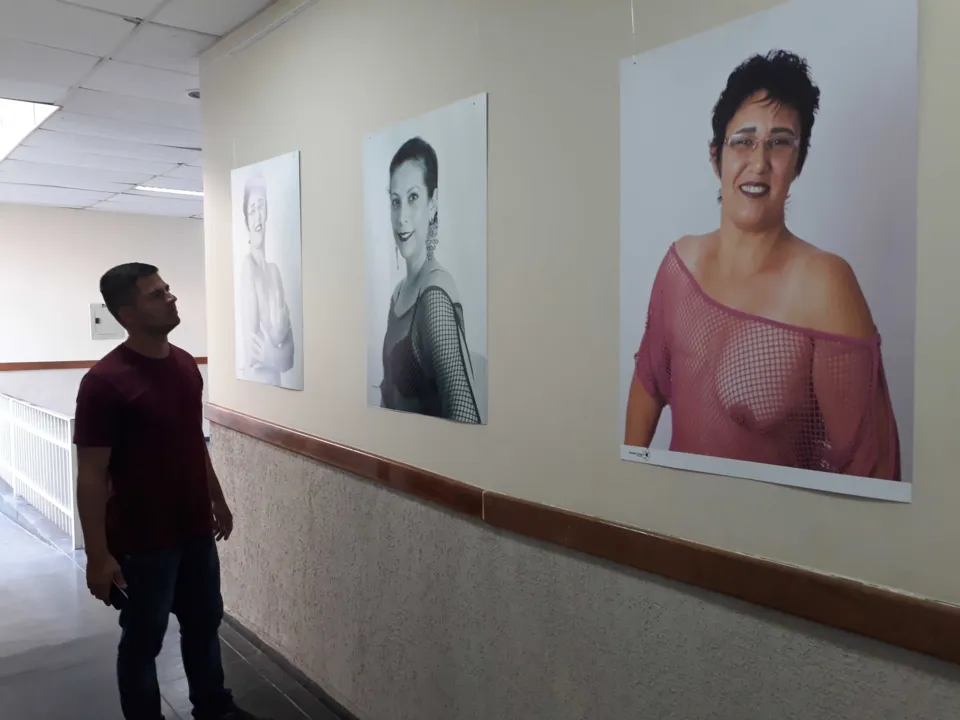 Exposição "Unidas Pela Vida" em alusão ao Outubro Rosa na Câmara de São Gonçalo
