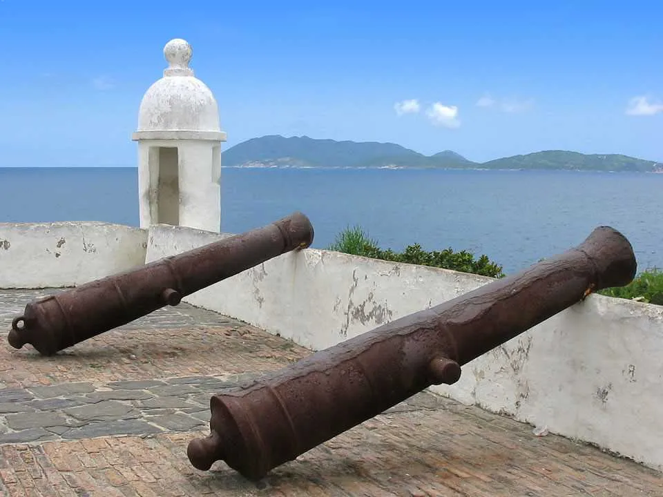 Durante a visita, frequentadores podem ver canhões e a vista paradisíaca da praia