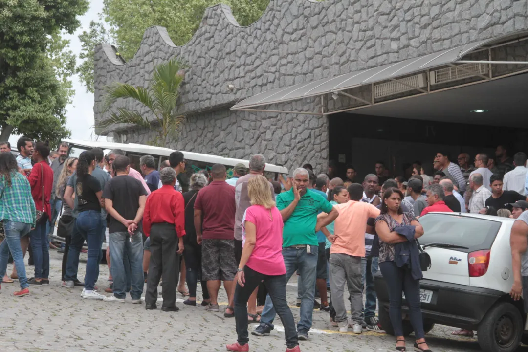 Multidão, formada por familiares e amigos, acompanhou o enterro dos jovens, na tarde de domingo