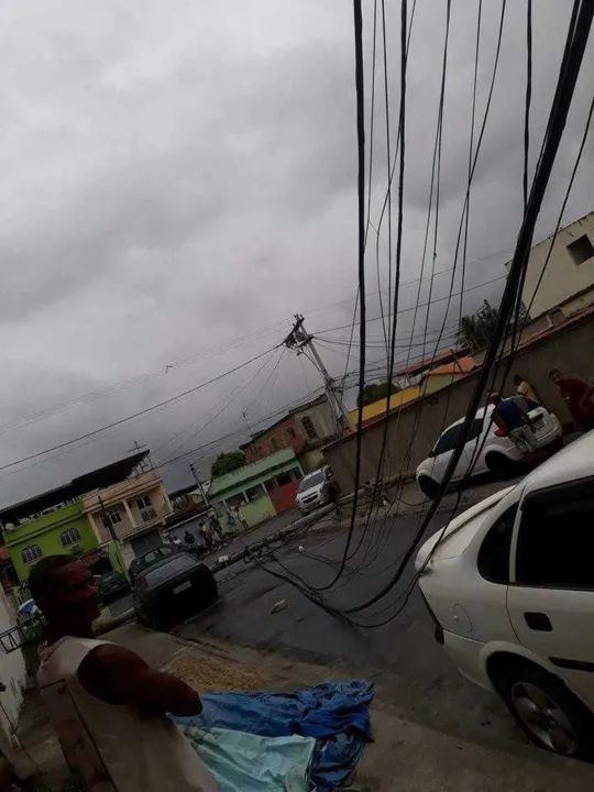 A ENEL chegou ao local logo depois do ocorrido e, na noite de ontem, substitui o poste por um de concreto