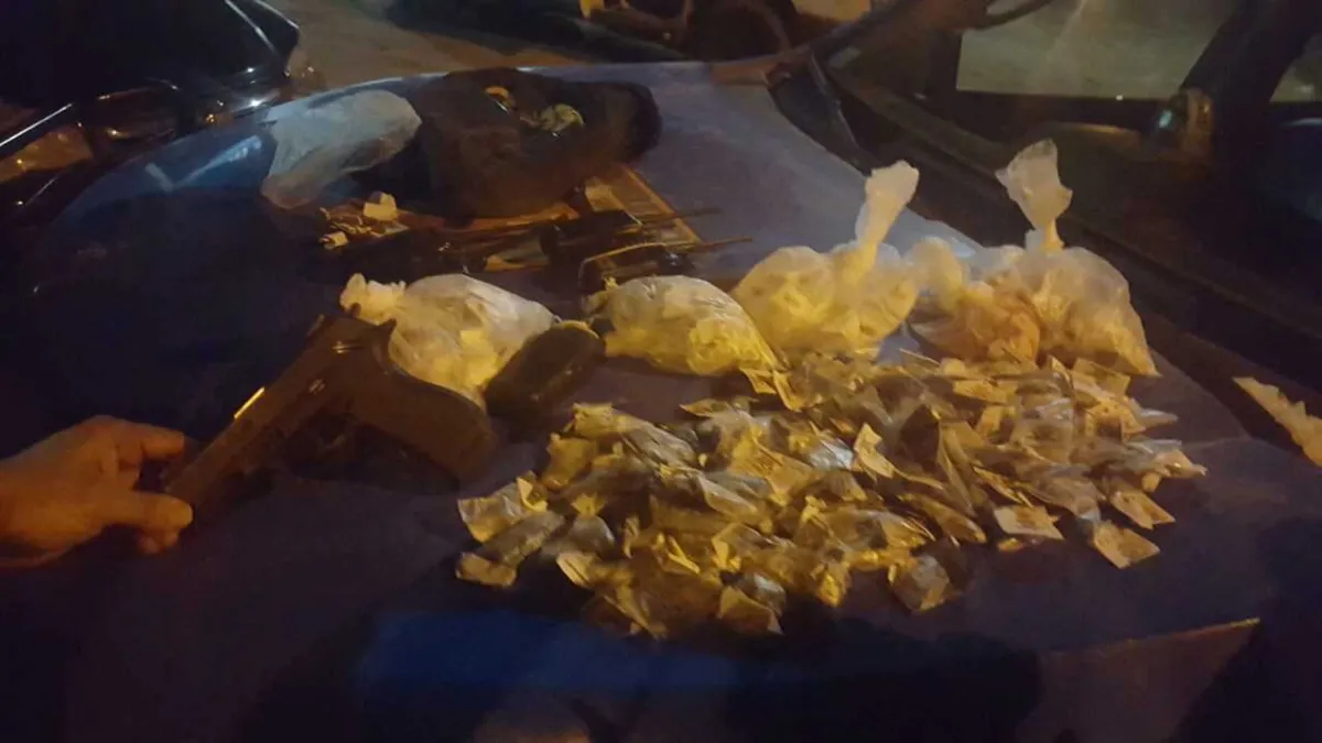 Em Guaxindiba, grupo preso estava com uma pistola e drogas

