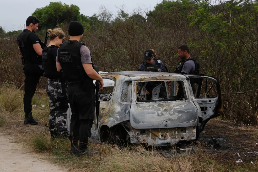 Carro foi queimado com corpo sobre o banco, em Guaxindiba