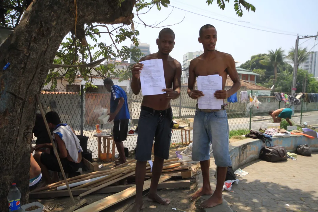  grupo de 20 moradores em situação de rua ocupa a Praça da Bíblia 