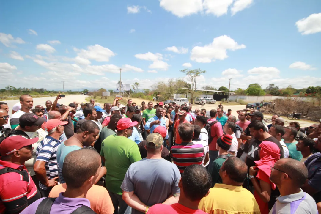 Policiais foram acionados para acompanhar a manifestação, que fechou as pistas da RJ-116