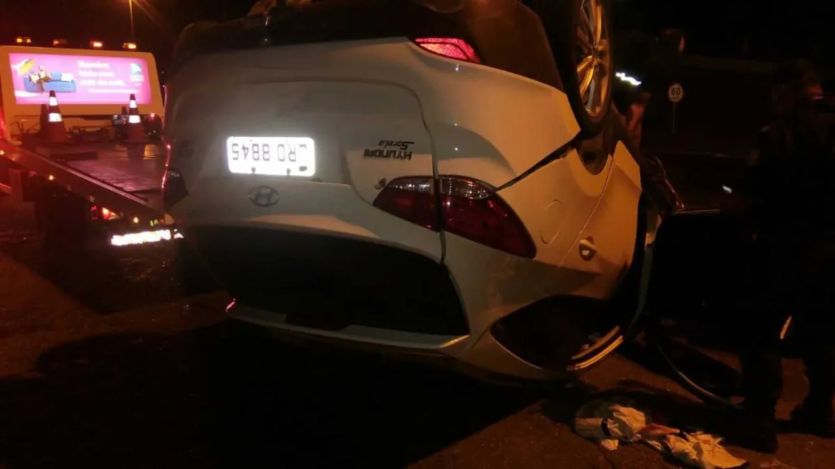 >> A mulher foi presa após o carro em que estava capotar