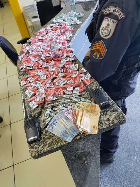 Em Araruama, policiais realizaram apreensão na rua Mossoró