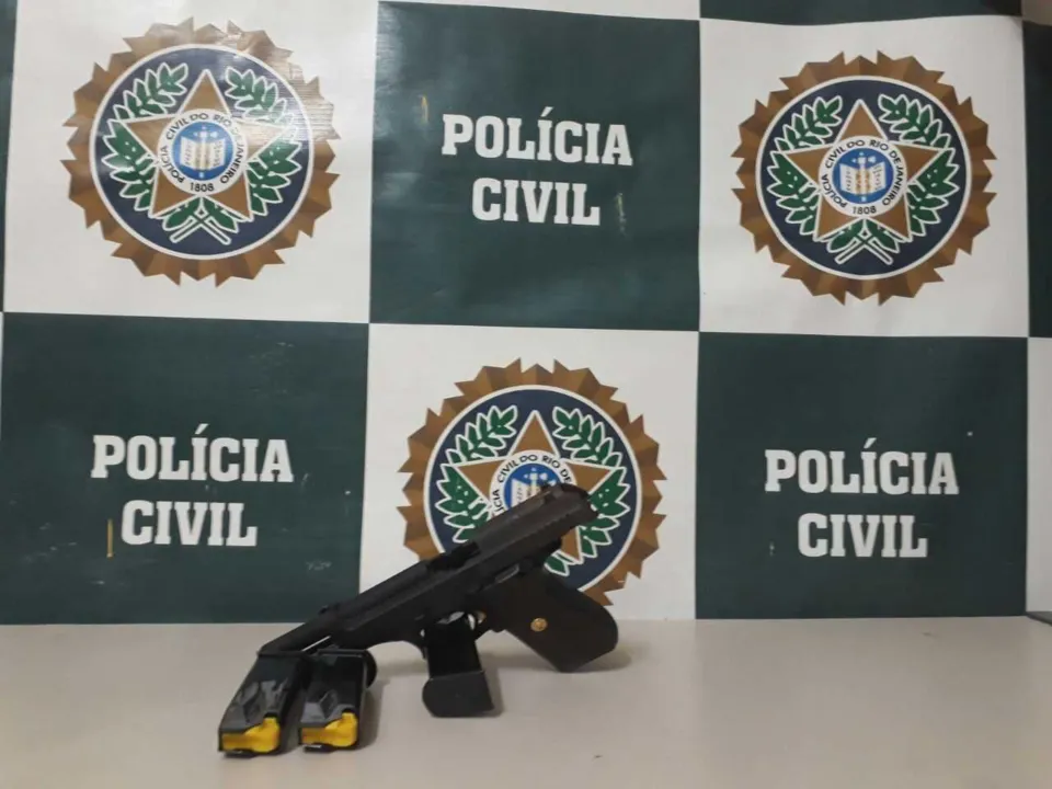 A pistola Taurus PT 92 e os três carregadores foram roubadas em assalto no Méier