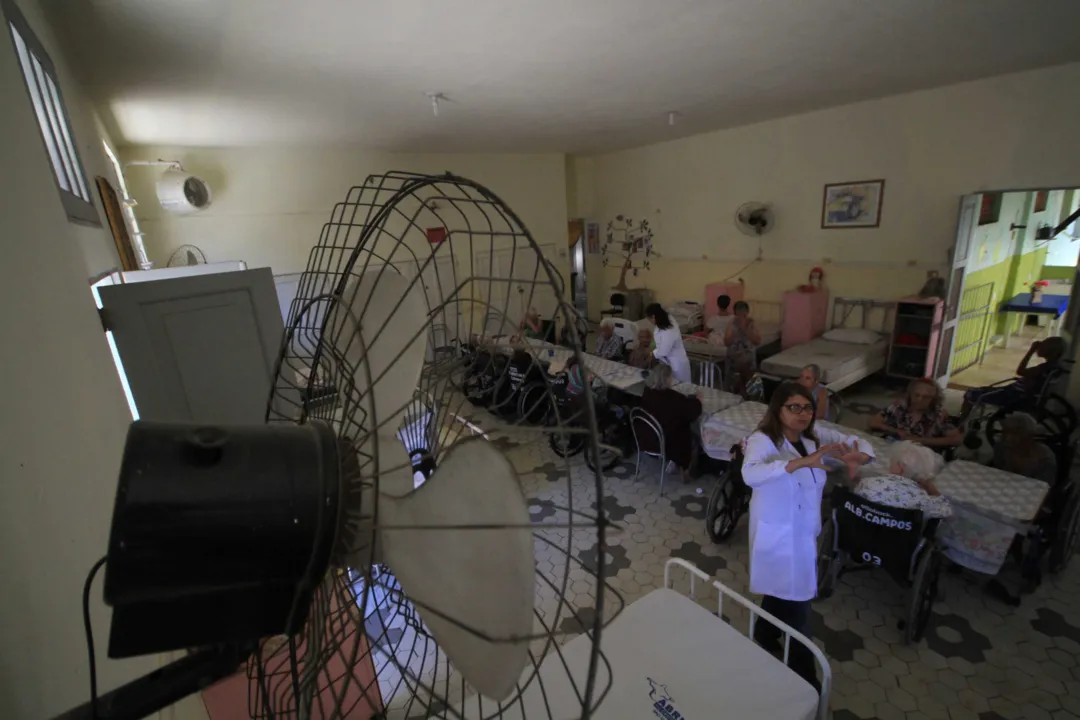  Os profissionais estão pedindo 20 ventiladores de parede