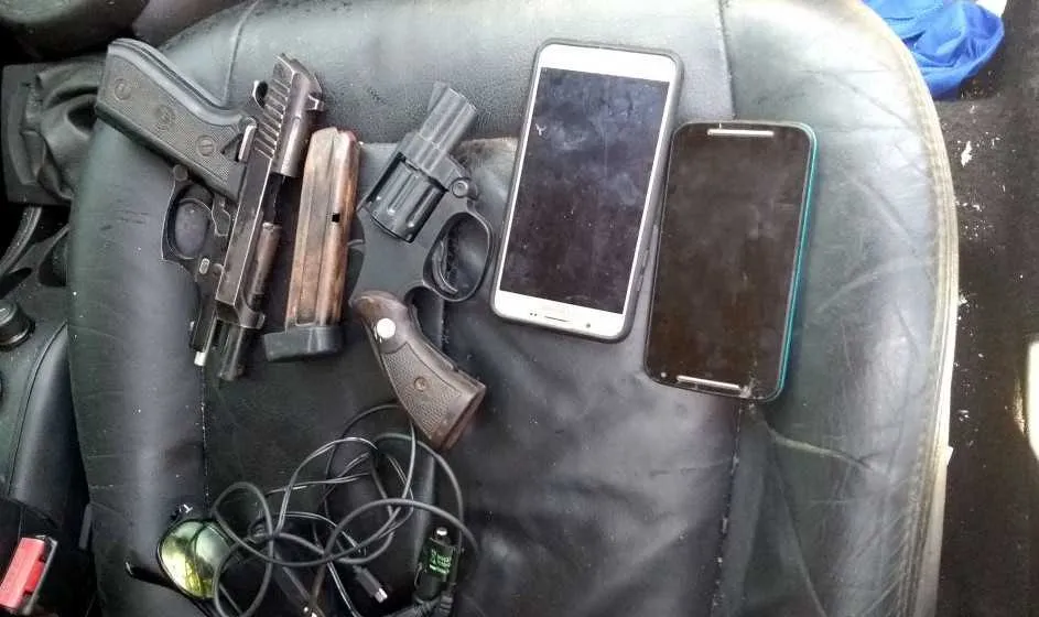 Com o trio foram apreendidas uma pistola, um carregador de pistola, simulacro de revólver, um Citroën C4 Pallas e dois celulares