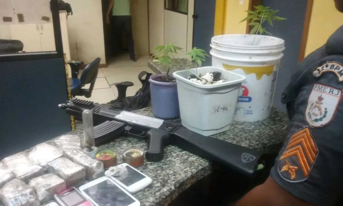 >> O fuzil apreendido foi levado para a delegacia de Cabo Frio, onde o caso roi registrado