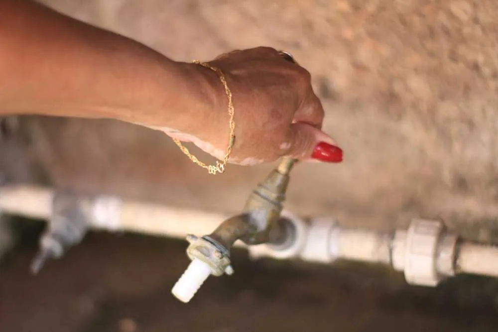  A escassez é tão grande que moradores estão comprando comida para economizar água