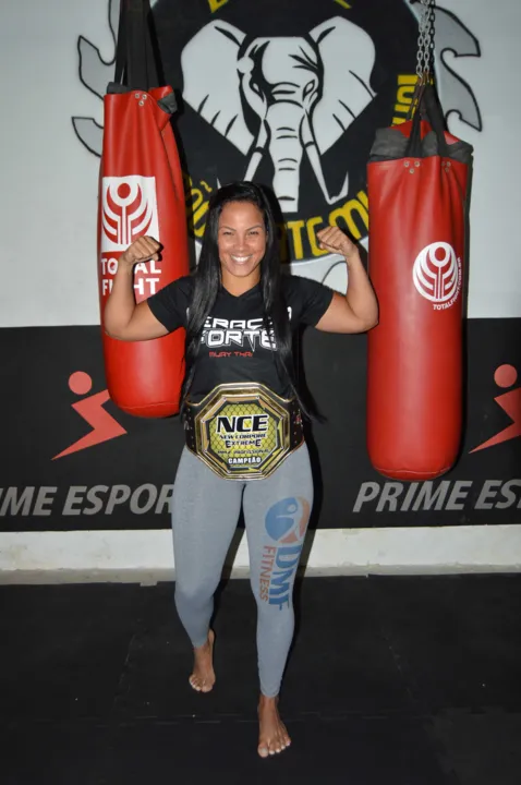 A lutadora Ana Costa exibe cinturão que conquistou em agosto