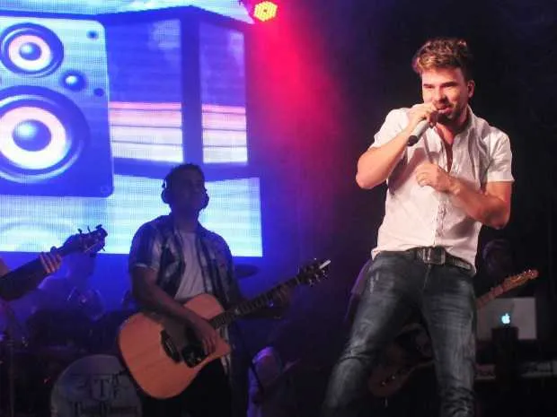 Dupla anima sertanejo em Marambaia