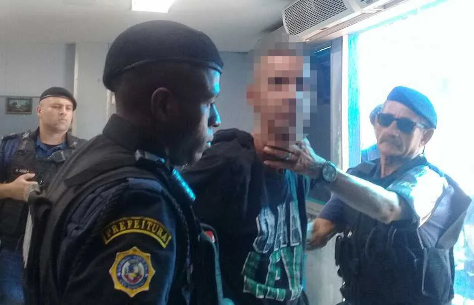 Suspeito foi detido por guardas municipais e depois levado para 73ªDP (Neves), onde o caso foi registrado