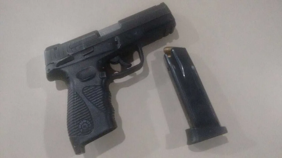 Ao fazer buscas no local, os agentes localizaram uma pistola calibre 40