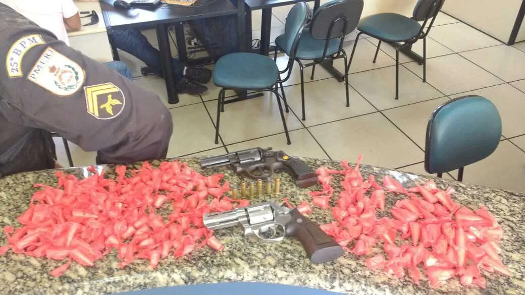 Dentro da mochila que estava com os rapazes, os policiais apreenderam pinos de cocaína